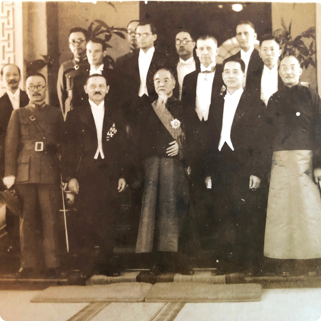 Chairman Lin Sen (middle in the front row) and Premier Wang Jingwei (third from right, front row) receive a foreign ambassador in Nanjing in the 1930s. 