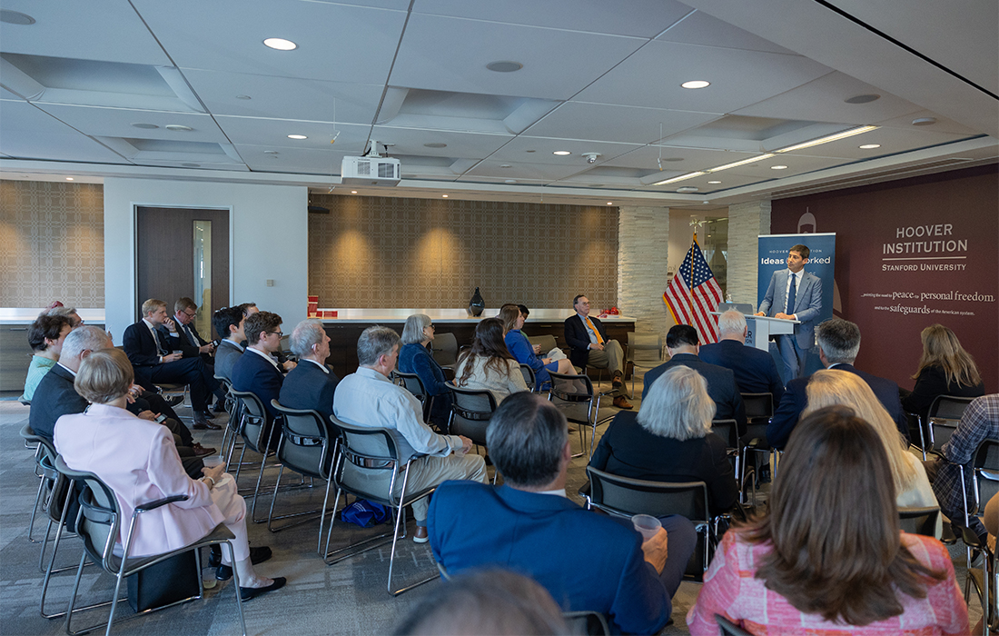 Attendees of a Hoover Ideas Uncorked event listen to Distinguished Visiting Fellow Kevin Warsh’s talk “Uncle Sam’s Guide to Peace and Prosperity” at the Institution’s Washington, DC, office on April 18, 2024.