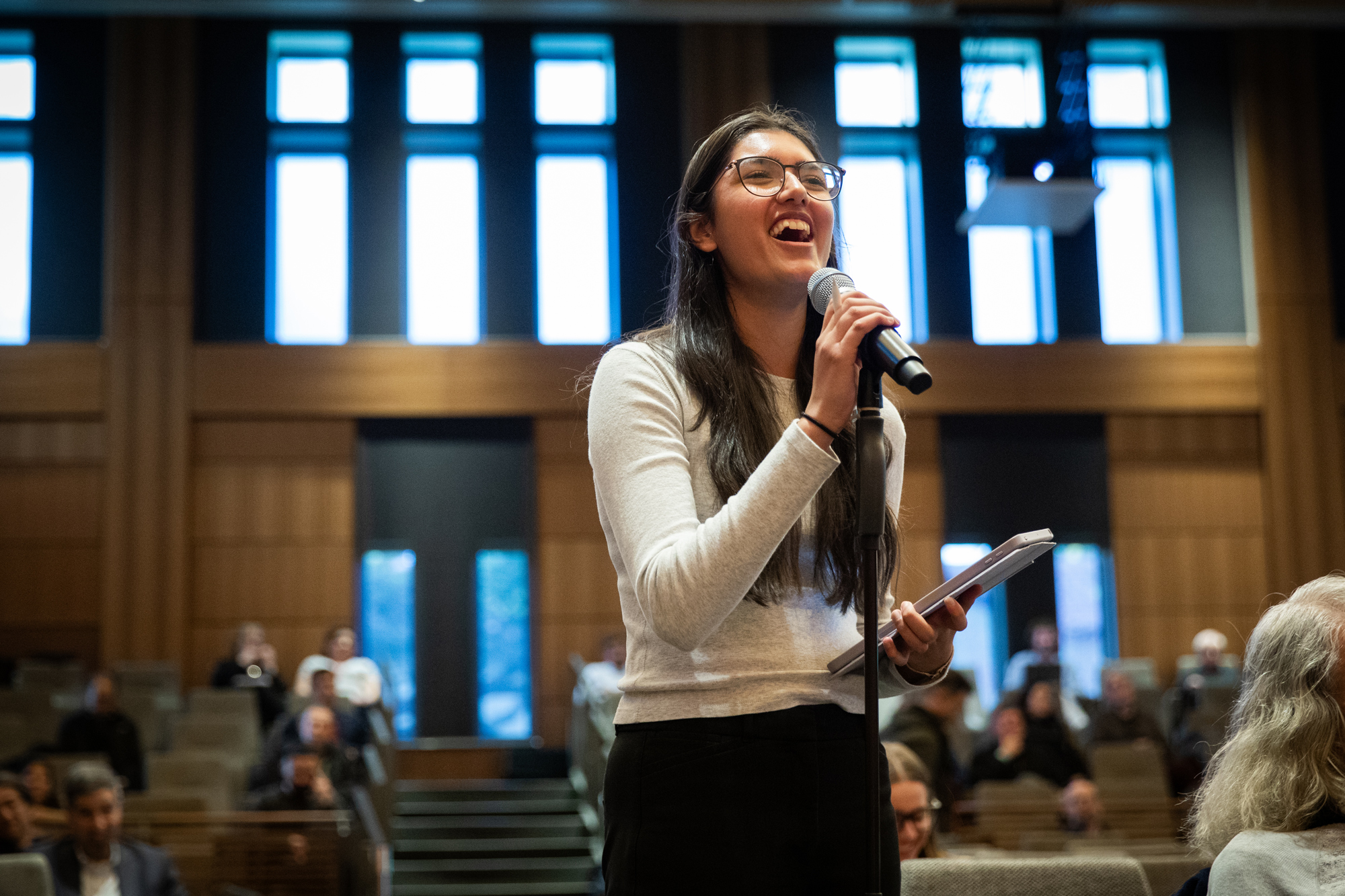 An audience member asks a question of panelists during the Challenges Facing the US Economy Conference on January 21, 2025. (Patrick Beaudouin)