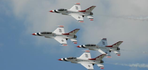 US Air Force Thunderbirds flying in formation 