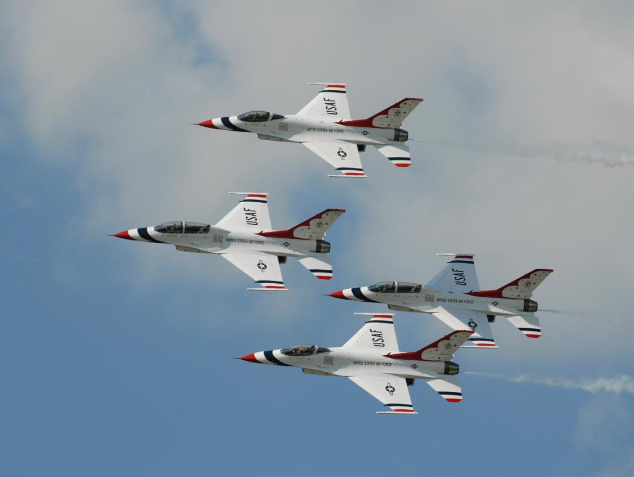 US Air Force Thunderbirds flying in formation 