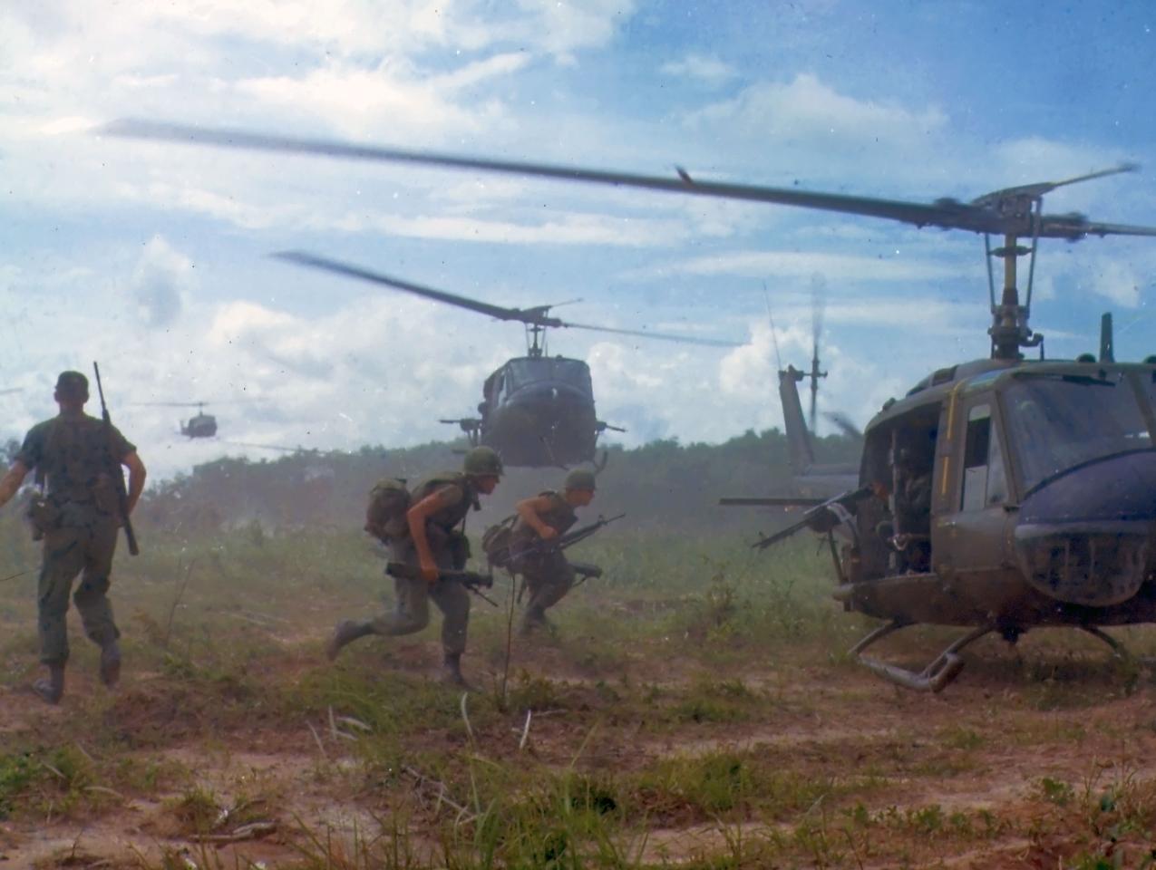 uh d helicopters in vietnam  image